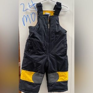 Osh kosh snow pants with pockets. Great condition. No holes or stains.